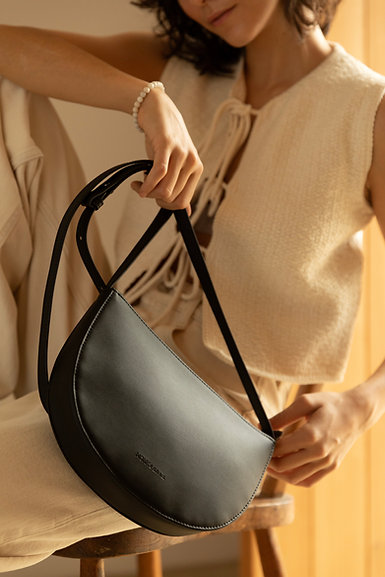 Monk en Anna: Farou half moon bag 'Urban sunset black'