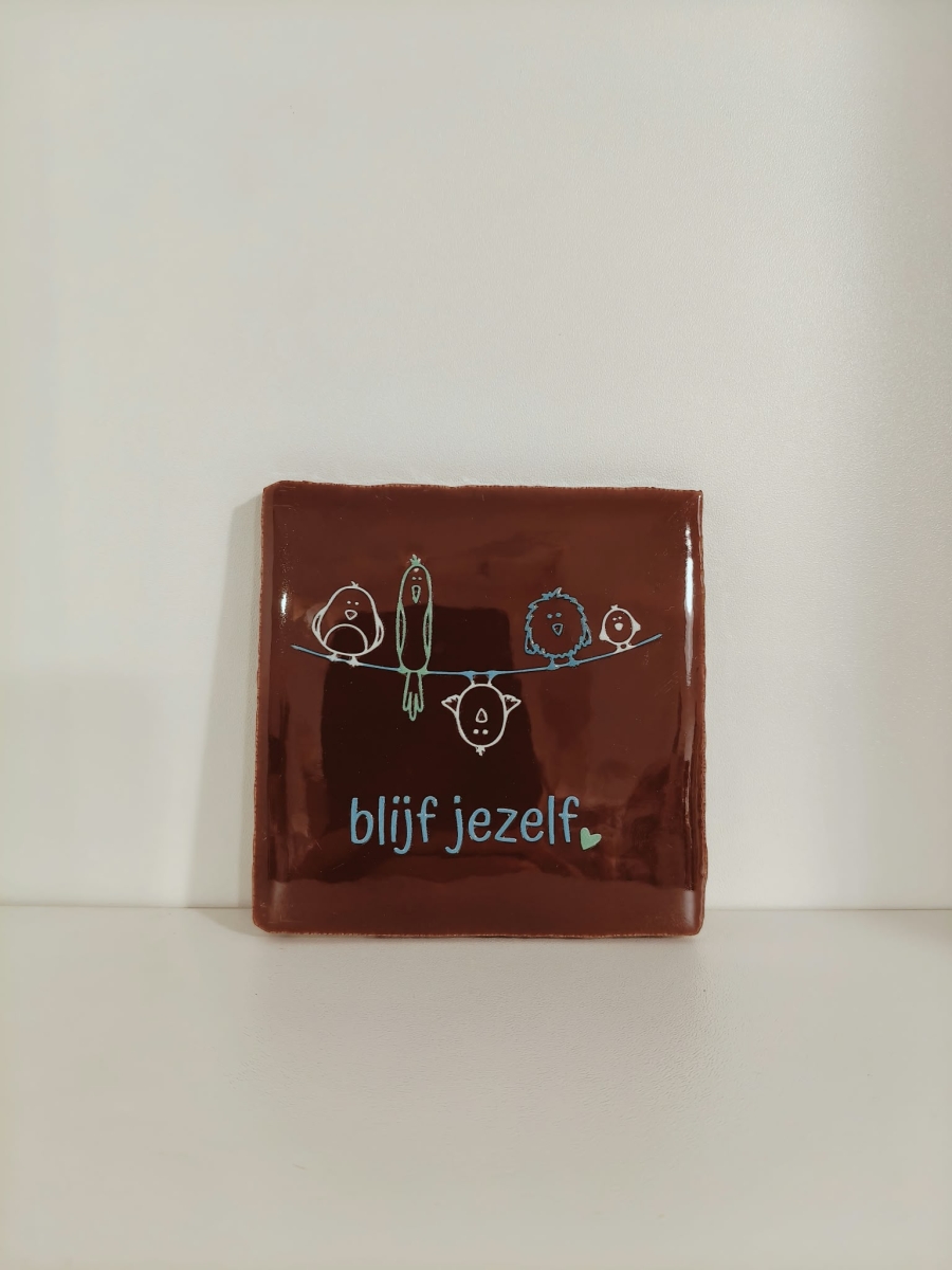 Keramieken tegeltje: 'Blijf jezelf' kastanje/blauw