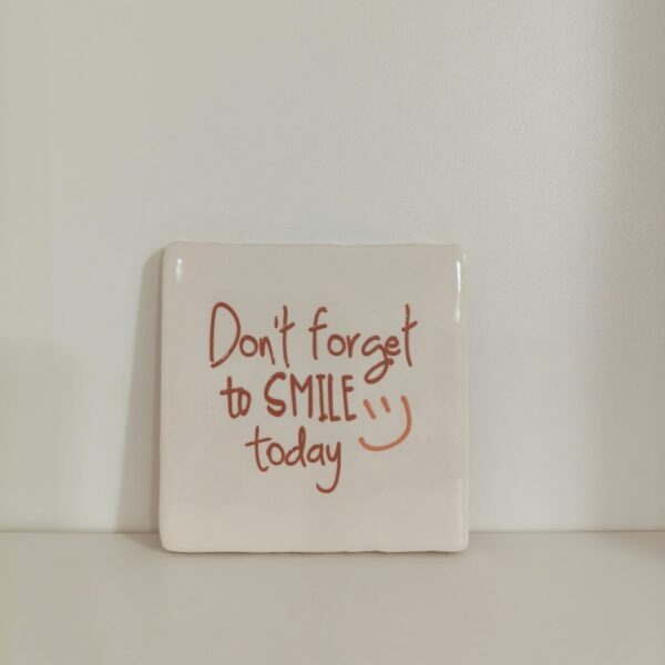 Keramieken tegeltje: 'Don't forget to smile' ecru/roos