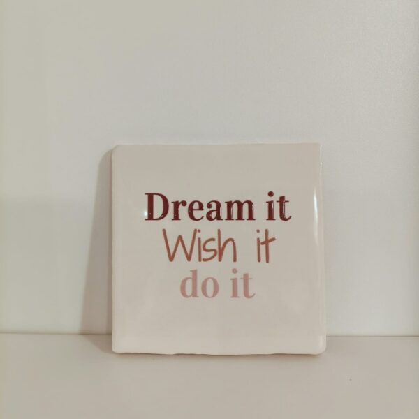 Keramieken tegeltje: Dream, wish, do ecru/roos