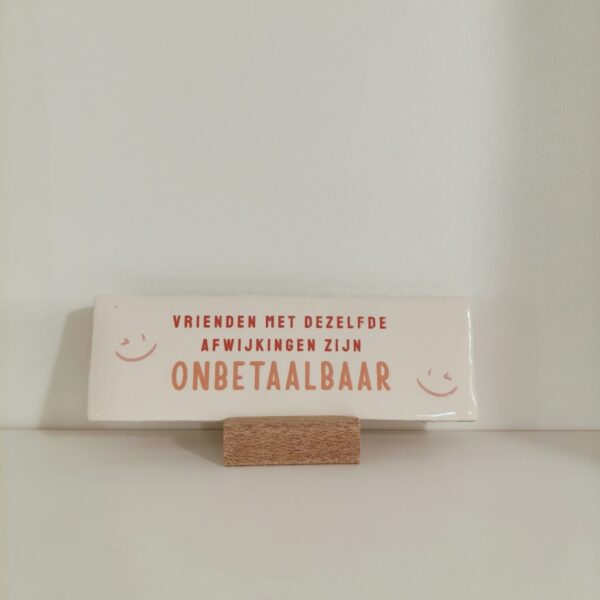 Langwerpig tegeltje: 'Vrienden afwijkingen' crème/roos