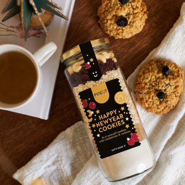 Pineut: 'Happy New Year' cookies
