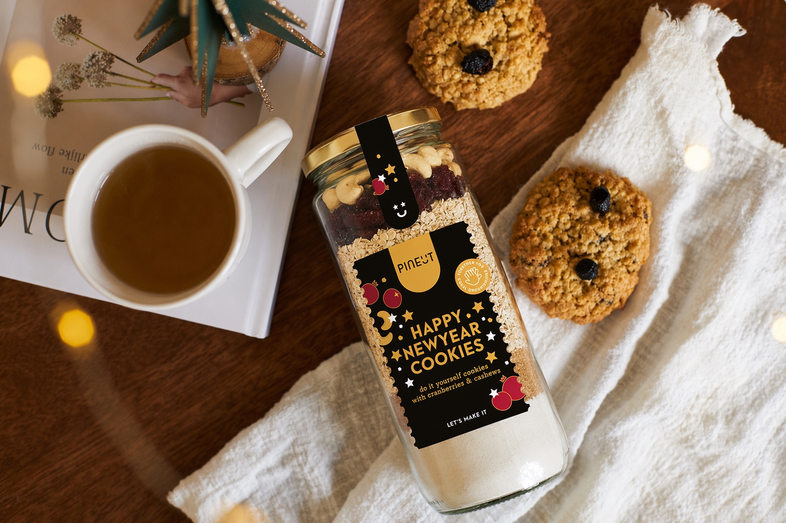 Pineut: 'Happy New Year' cookies