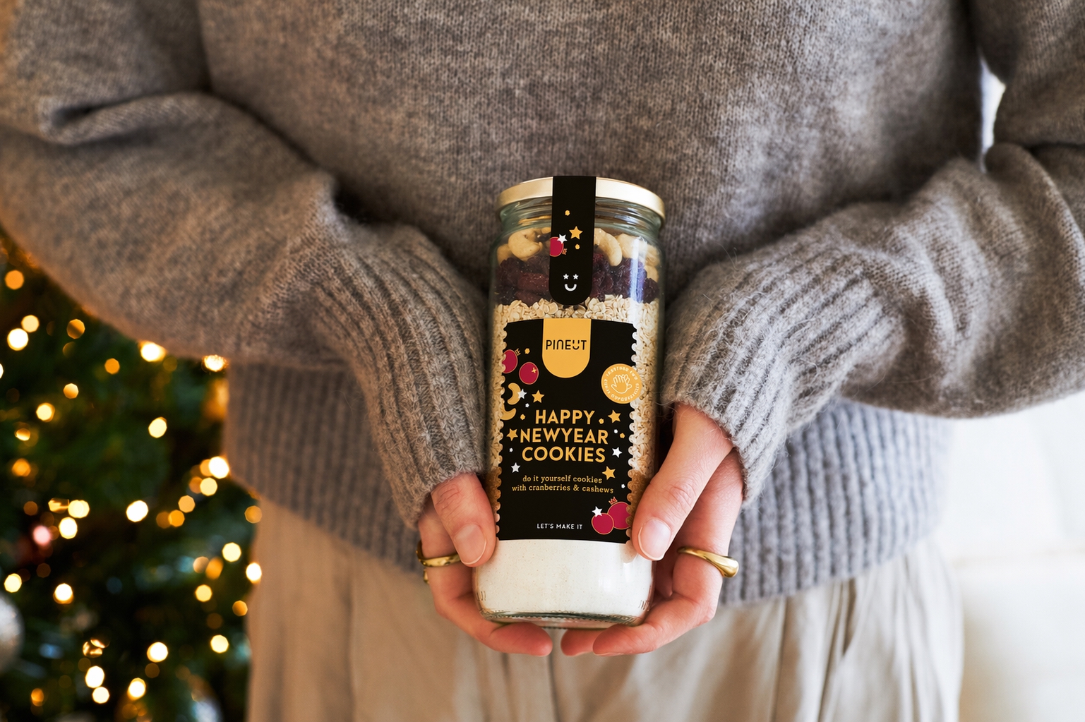 Pineut: 'Happy New Year' cookies