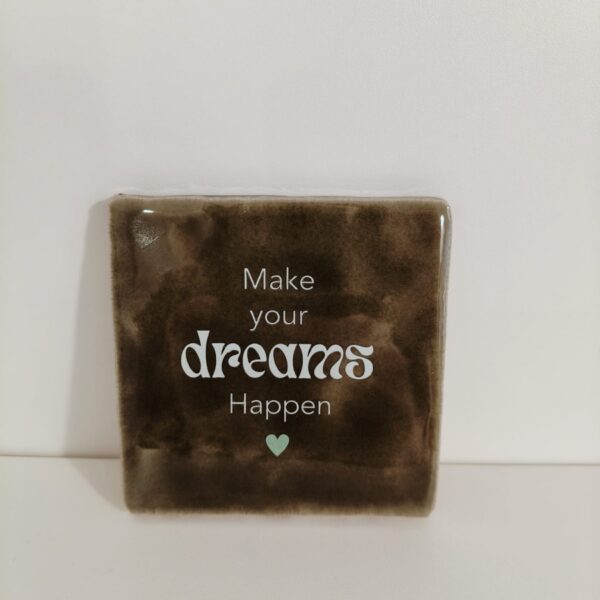 Keramieken tegeltje: 'Make your dreams happen 'Olijf/groen