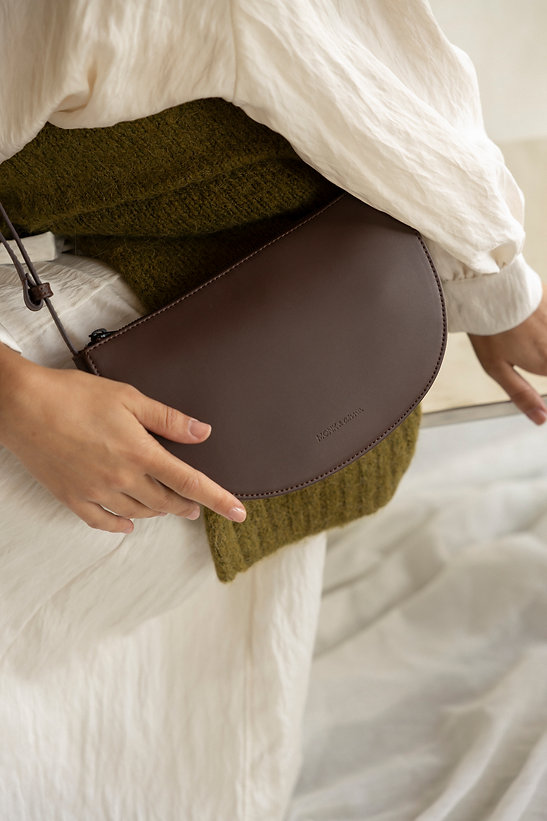 Monk en Anna: Farou half moon bag 'Dark wood'