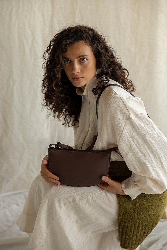 Monk en Anna: Farou half moon bag 'Dark wood'