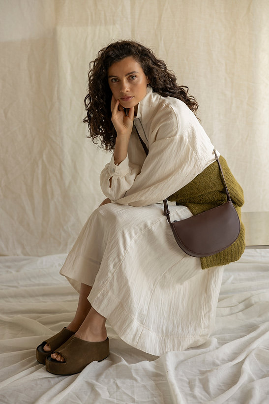 Monk en Anna: Farou half moon bag 'Dark wood'