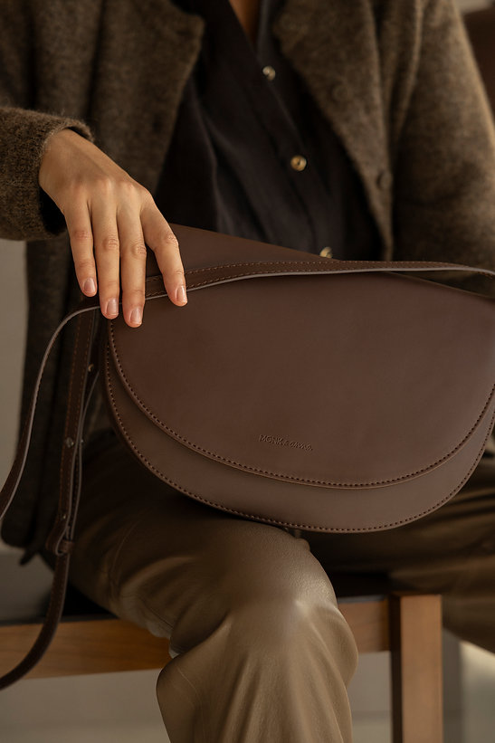 Monk en Anna: Soma half moon bag 'Dark wood'