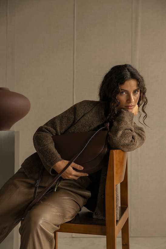 Monk en Anna: Soma half moon bag 'Dark wood'